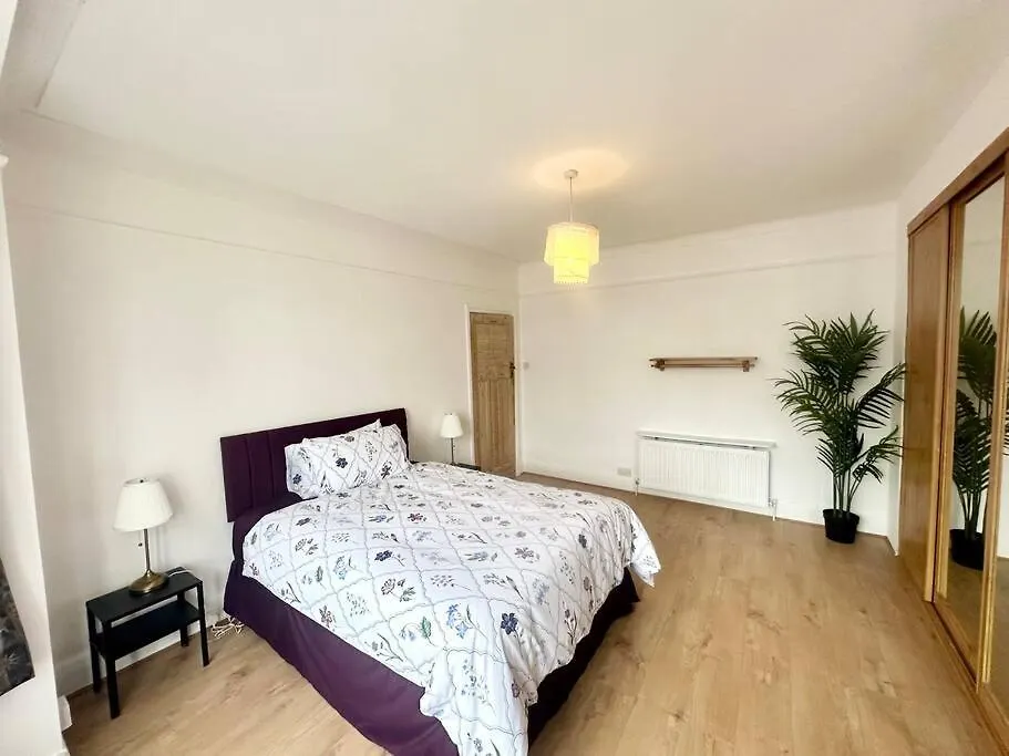 Holiday home 4 Bed House In Daneby Road,Se6 Villa Catford