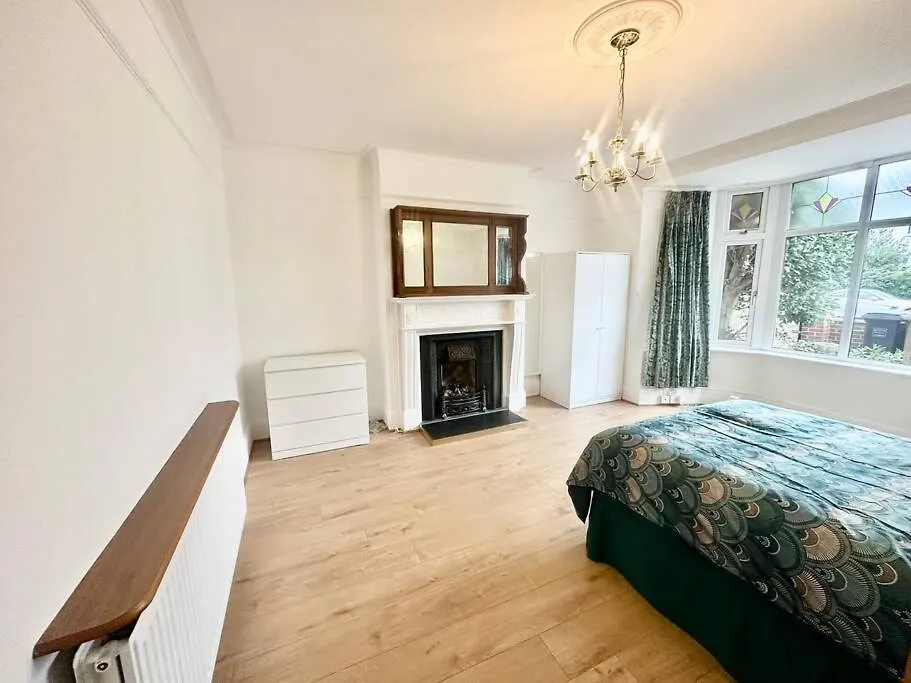 4 Bed House In Daneby Road,Se6 Villa Catford