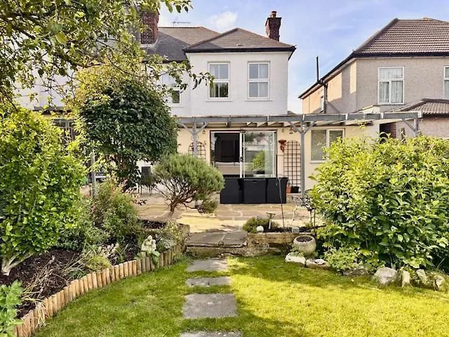 4 Bed House In Daneby Road,Se6 Villa Catford